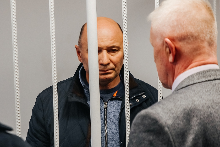 Фаила Камаева доставили в зал суда в наручниках – первые кадры 