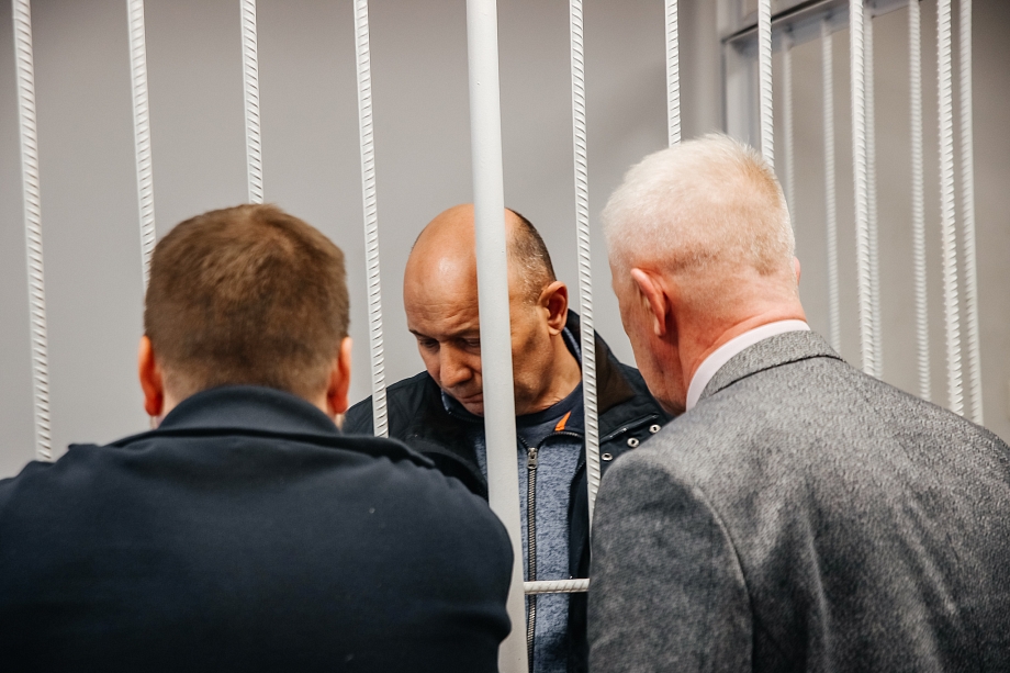 Фаила Камаева доставили в зал суда в наручниках – первые кадры 